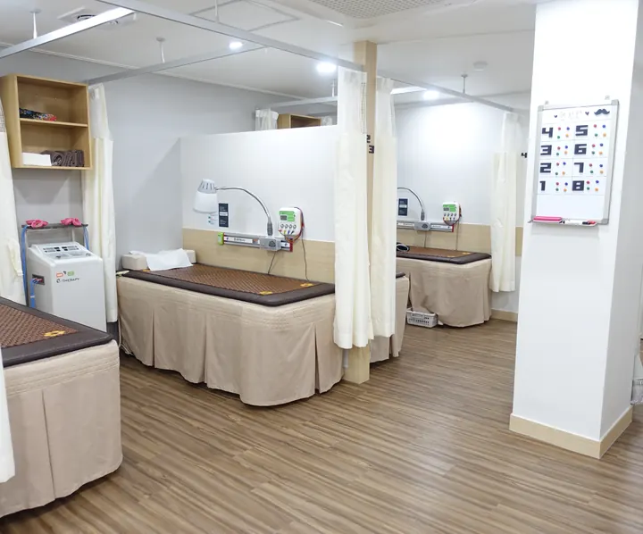 유당한의원 침구실 치료 베드
